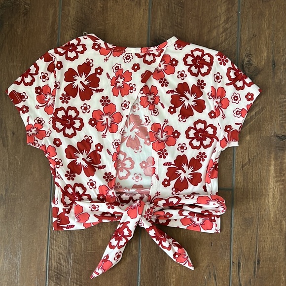 Cute backless summer shirt from Ardene (size large) - Picture 2 of 3